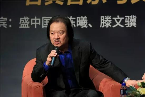 作家横跨网络文学与传统文学两个领域 传统与新锐的二重奏
